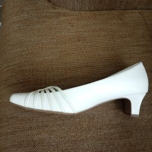 Like New Easy Street White Women's Heels Pumps 9W Wedding, Party. Church